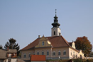 Obersulz, Pfarrhof und Pfarrkirche